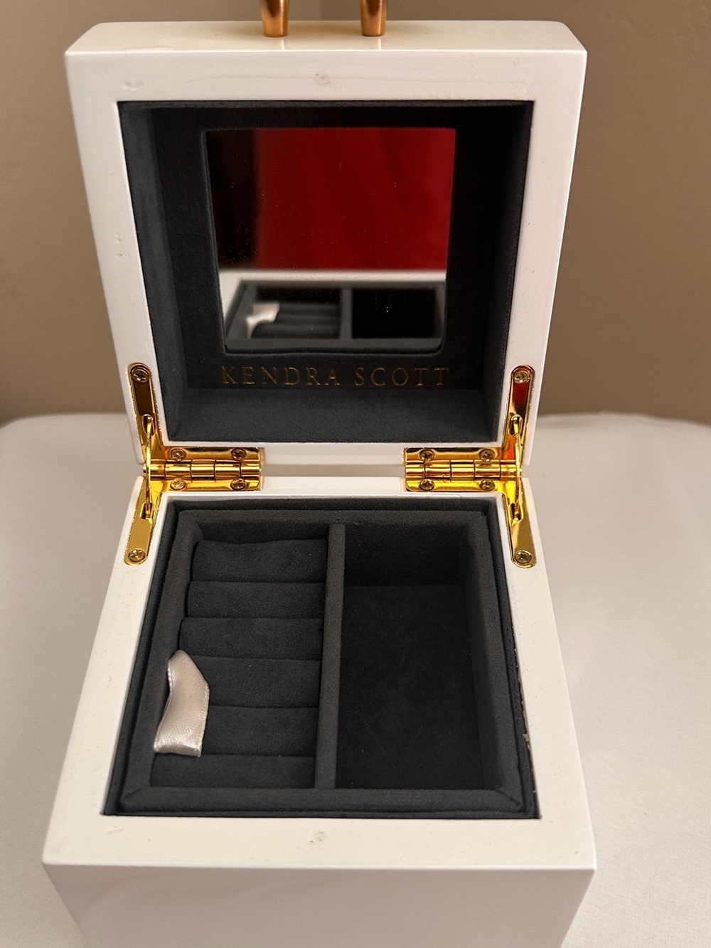 Kendra Scott White Jewelry Case with Gold Hardware